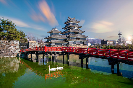 松本城及其在日本长野县松本市的倒影建筑学观光天空历史反射吸引力文化城市寺庙游客图片