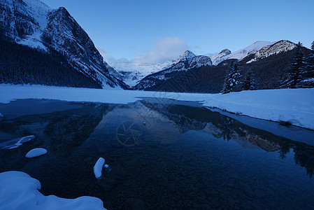 湖湖曲水冬季国家日出风景公园雪鞋旅行假期季节天空森林图片