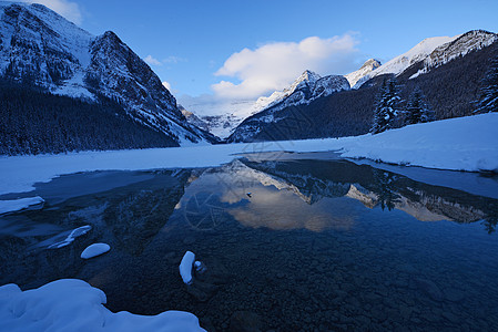 湖湖曲水冬季雪鞋旅行假期森林仙境曲棍球日出风景公园国家图片