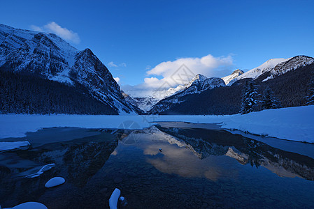 湖湖曲水冬季仙境风景旅行公园假期日出森林季节雪鞋国家图片