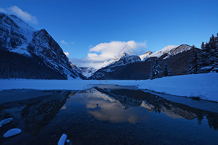 湖湖曲水冬季天空曲棍球森林旅行山脉日出公园假期国家雪鞋图片