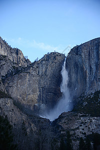 优胜美地瀑布悬崖山脉岩石森林流动花岗岩瀑布图片