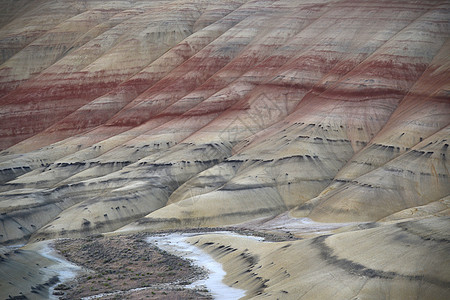 涂漆的矿石山红色火山黄色化石土壤沙漠岩石纪念碑爬坡天空图片