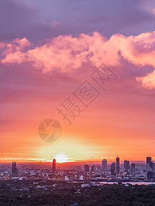 曼谷大都市的橙色天空上有云彩 日出时尚景色美极了 风景全景优美环境住宅摩天大楼场景天际景观天堂首都建筑太阳图片
