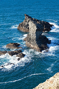 法国著名的岛的海洋中的岩石和悬崖海岸旅游荒野蓝色石头海景植被支撑海滨地平线图片