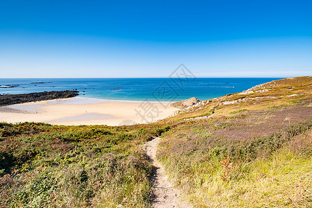 在法国Frehel Cape地区布列顿海岸线上的海滩坑 夏季有沙 岩石和沼泽地沙滩海浪花岗岩海岸蓝色海景支撑旅行石头旅游图片