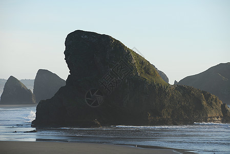 以矿石为单位的海洋岩石晴天阳光天空蓝色海滩海岸背景图片