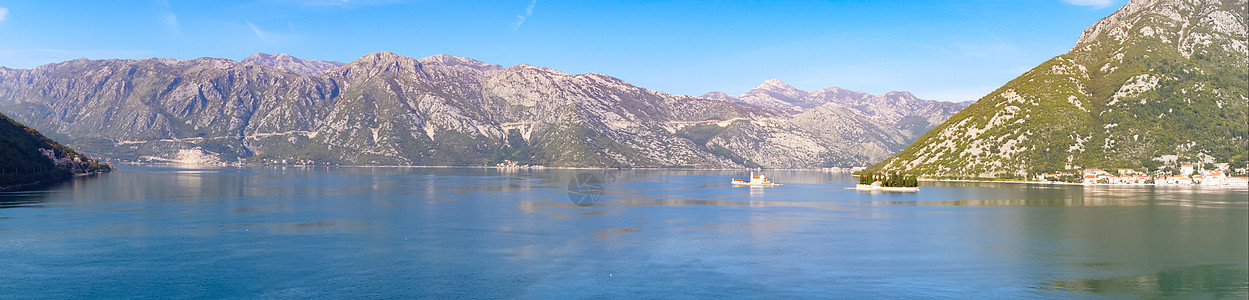 科托湾的全景 四周是山脉环绕着佩拉斯特市和岩石圣母岛的群山图片