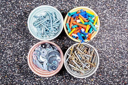 小碗中各种面圈和螺丝销钉技术金属塑料硬件灰色团体指甲插头维修图片