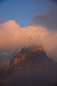 意大利多洛米山多云公园崎岖顶峰风景山峰避难所步骤图片