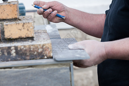砖瓦的量度和打个记号来切割并铺一个瓷砖维修陶瓷制品斜角铅笔装修建筑建造工作安装图片