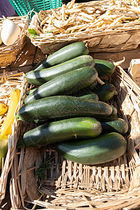 有机Zucchini 在小农市场的摊位上图片
