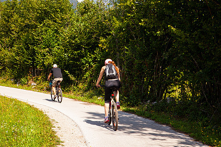 骑摩托车骑自行车的乡村骑车运动员季节踪迹短跑活动旅游娱乐旅行运动闲暇小路图片