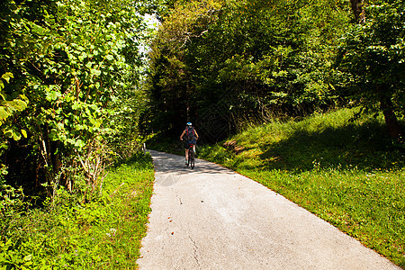 骑自行车骑自行车的骑摩托车者骑着乡村田径车道小路男人短跑季节山地车闲暇娱乐活动冒险图片