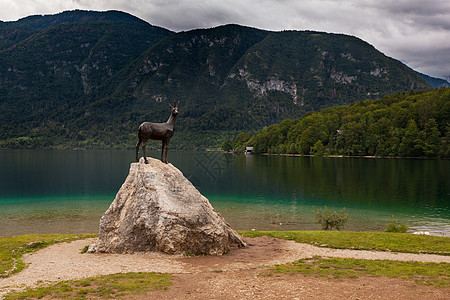 在Bohinj湖金角青铜雕像上观看风景旅游纪念碑铜像国家环境麂皮雕塑绿色蓝色图片