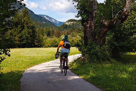 骑自行车骑自行车的骑摩托车者骑着乡村田径闲暇旅行男人车道运动员旅游娱乐小路竞赛森林图片