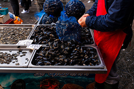 Catania鱼市场销售员将贝贝鹿放入鱼摊 Catania鱼市场图片