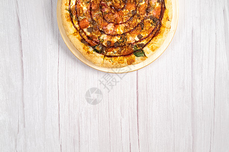 美味的大比萨饼 有培根和菠菜 在浅木木背景上烤箱午餐脆皮面团食品加工食物火腿奶油熏肉送货图片