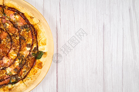 美味的大比萨饼 有培根和菠菜 在浅木木背景上火腿熏肉奶油厨房脆皮静物服务烹饪面团烘烤图片