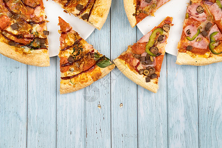 两件不同的美味大比萨饼 蓝木木背景木板脆皮菠菜烘烤送货面团厨房服务静物午餐图片