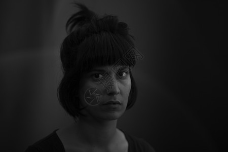 一个印度女孩的戏剧性肖像黑暗情绪化紧张女士感性悲伤黑与白图片