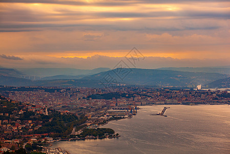 Trieeste 的顶端视图景观旅行城市码头旅游天空多云港口天气海岸图片