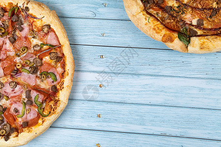 两件不同的美味大比萨饼 蓝木木背景脆皮服务午餐静物香肠木板食物蓝色烹饪面团图片