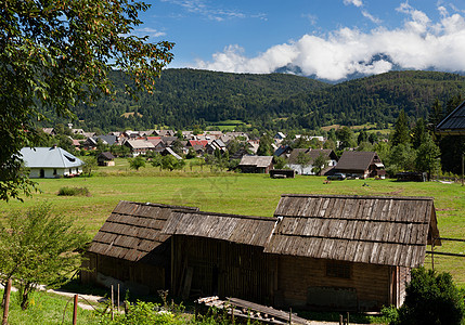 斯洛文尼亚的斯洛文尼亚小屋视图房子建筑太阳高山乡村假期农村木头生态农场图片