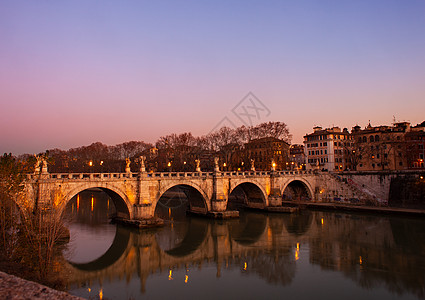 罗马夜景在罗马日落时看到爱莲桥或庞斯艾利乌斯背景
