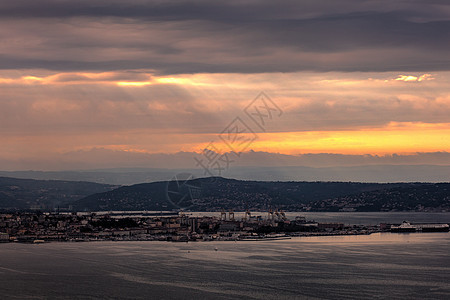 Trieeste 的顶端视图旅行景观多云港口码头城市海岸旅游天气天空图片