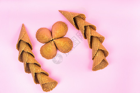 粉红背景冰淇淋的华夫饼蛋白粉色锥体香草数字粉红色香气糕点产品小吃管子图片