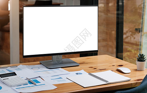 桌上有空白屏幕的笔记本电脑 笔记本电脑上的工作区背景新项目 带有用于广告文本消息的空白复制空间屏幕监视器职场办公室桌子嘲笑白色商图片