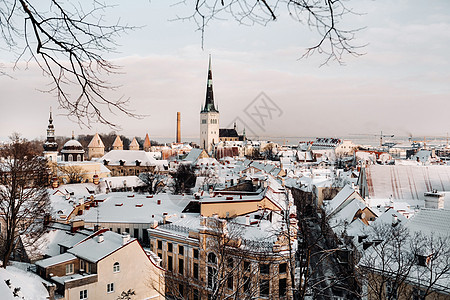 位于波罗的海附近的古老城镇塔林 斯诺覆盖的城市的冬季景点 爱沙尼亚景观历史城堡旅游蓝色场景文化古董旅行国家图片