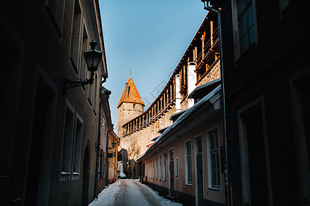 位于波罗的海附近的古老城镇塔林 斯诺覆盖的城市的冬季景点 爱沙尼亚窗户教会城堡场景住宅房子首都街道古董建筑学图片