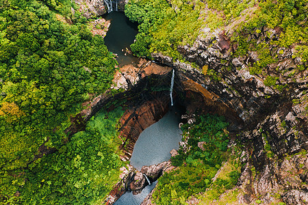 从毛里求斯岛热带丛林中的塔马林瀑布七级瀑布上方的空中景观山沟天堂森林公园峡谷狨猴旅行冒险高架悬崖图片
