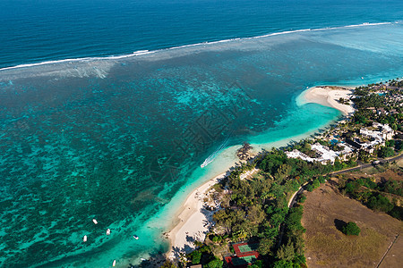 从毛里求斯岛东海岸的高度看 飞越贝尔马尔地区毛里求斯岛的绿松石泻湖支撑海岸游客假期异国旅游海洋蓝色热带海滩图片