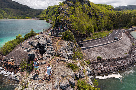 这对夫妇站在毛里求斯岛上的悬崖边上 通往毛里求斯群岛的一条不寻常的道路图片