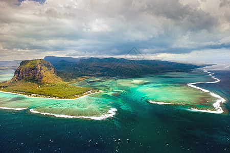 教科文组织世界遗产所在地  的鸟眼景象 毛里求斯岛珊瑚礁海岸蓝色瀑布天空海滩雷雨航拍旅游地标珊瑚图片