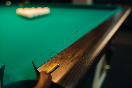 台球桌的橡木装饰桌腿看起来很贵台球花园角落中场娱乐口袋桌子闲暇俱乐部皮革图片