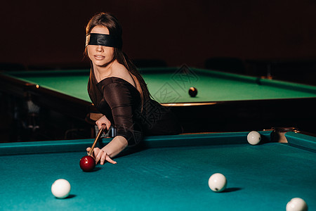 在台球俱乐部里 一个戴着眼罩 手里拿着球杆的女孩 俄罗斯台球俱乐部口袋爱好眼睛角落游戏桌子线索娱乐枕头图片