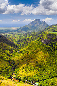 毛里求斯岛峡谷的山景 毛里求斯丛林的绿山海洋热带旅行顶峰雷雨岛屿旅游海岸背景自然图片