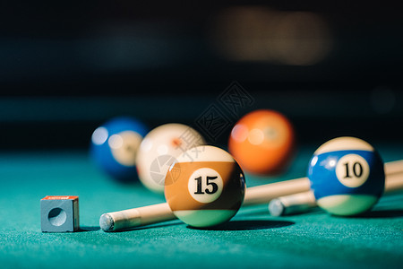 台球俱乐部里有绿色表面和球的台球桌 Pool Gam运动线索软垫口袋角落游戏桌子绿盖台球桌粉笔图片