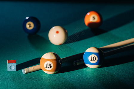 台球俱乐部里有绿色表面和球的台球桌 Pool Gam台球袋游戏粉笔软垫娱乐绿盖口袋角落台球桌游戏池图片