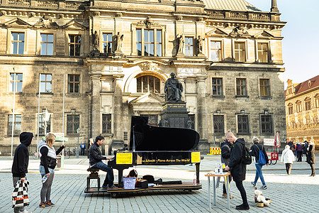 2019年4月1日 Dresden 瑞士萨克森 德国 市中心一条街道和德累斯顿的旧建筑装饰生活风格历史艺术景观摄影建筑学中心建筑图片