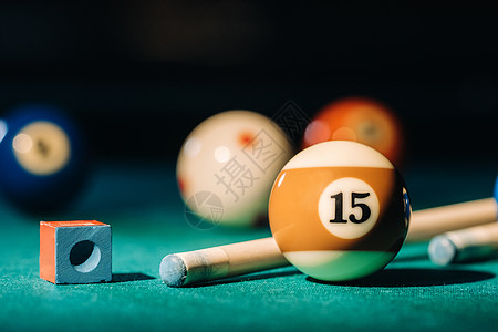 台球俱乐部里有绿色表面和球的台球桌 Pool Gam娱乐爱好运动线索桌子水池台球桌角落游戏绿盖图片