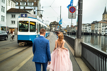 新娘和新郎沿苏黎世市中心的林马特河堤岸行走 瑞士图片