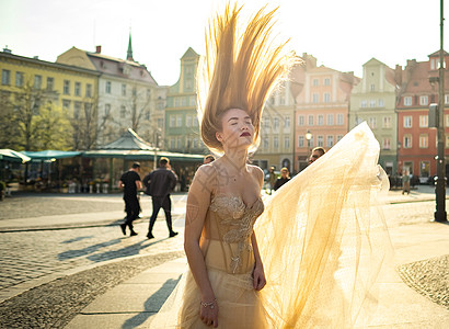 穿着婚纱 长发的新娘在旧城镇Wroclaw 在波兰一个古老城市中心拍摄婚礼照片 波兰Wroclaw女士建筑学连衣裙景点火车姿势情图片