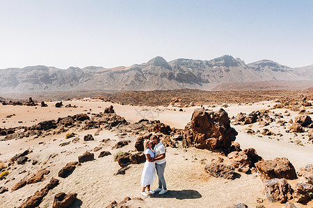 热恋中的人们在泰德火山的火山口接吻 特内里费岛的沙漠景观 泰德国家公园 泰德火山的沙漠火山口 特内里费岛 加那利群岛图片