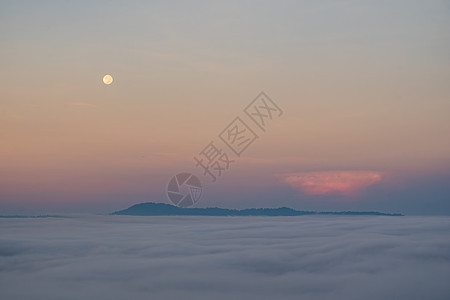 月圆落下 晨雾升起 橙色的天空照耀太阳的光芒旅行满月橙子薄雾阳光蓝色日落地平线海洋图片