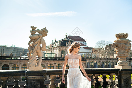 在德国萨克森州德累斯顿著名的宫举行婚礼散步时穿着白色礼服的新娘裙子遗产展览大教堂历史婚纱庆典景观旅游雕像图片
